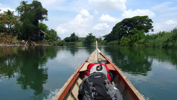 Barco longtail tradicional cruzando el Mekong hacia Don Det, 4000 Islas, Laos